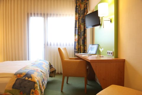 Standard Double Room | Hypo-allergenic bedding, desk, cribs/infant beds, free WiFi