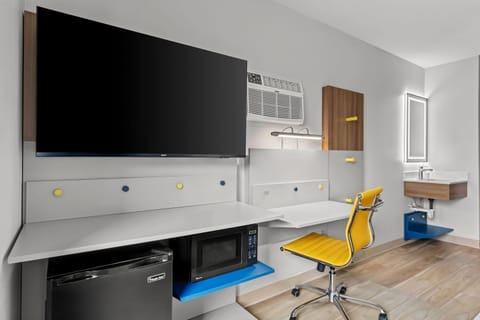 Room, 1 Queen Bed, Non Smoking | Desk, laptop workspace, blackout drapes, iron/ironing board