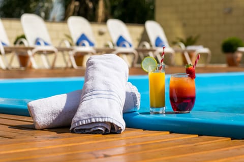 Poolside bar