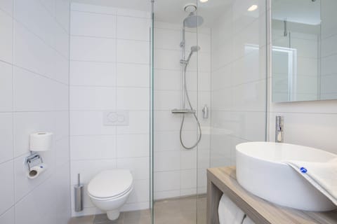 Luxury Double Room | Bathroom | Shower, eco-friendly toiletries, towels