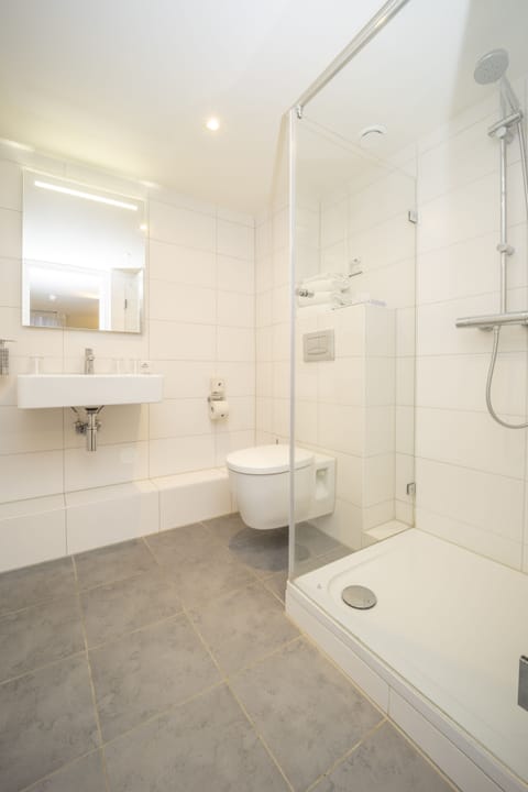 Triple Room | Bathroom | Shower, eco-friendly toiletries, towels