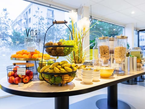 Buffet breakfast for a fee on weekends