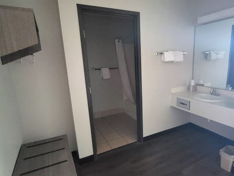 Combined shower/tub, free toiletries, hair dryer, towels