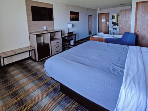 Standard Room, 1 King Bed, Hot Tub, Lake View | Iron/ironing board, free WiFi, bed sheets, wheelchair access