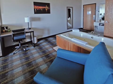 Standard Room, 1 King Bed, Hot Tub, Lake View | Iron/ironing board, free WiFi, bed sheets, wheelchair access