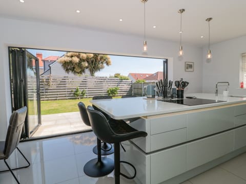 Cottage | Private kitchen | Fridge, dishwasher, electric kettle, cookware/dishes/utensils