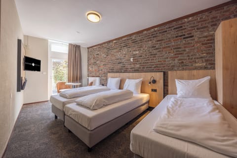 Standard Triple Room | Desk, cribs/infant beds, rollaway beds, free WiFi