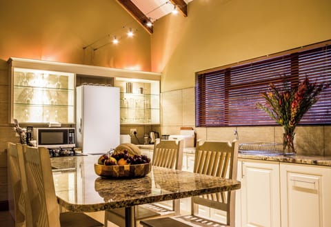 Deluxe Chalet, 2 Bedrooms, Fireplace, Mountain View | Private kitchen | Electric kettle