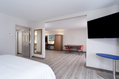 Suite, 1 King Bed (Extra Floor Space) | Premium bedding, desk, iron/ironing board, WiFi (free)