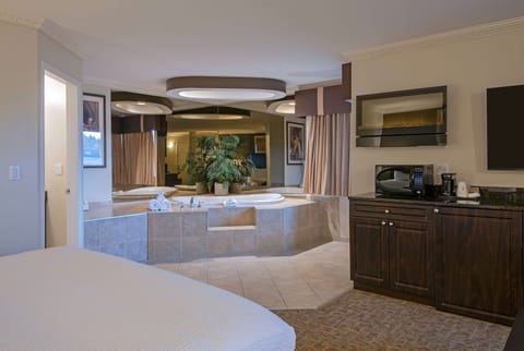Suite, 1 King Bed, Non Smoking, Jetted Tub | Pillowtop beds, desk, soundproofing, iron/ironing board (on request)