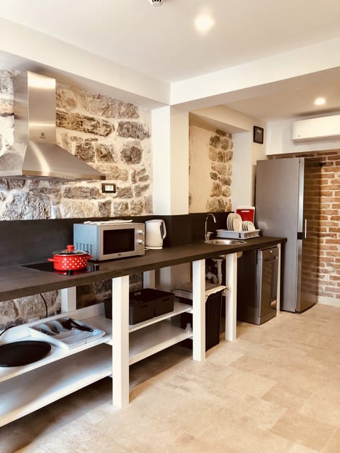 Full-size fridge, microwave, stovetop, dishwasher