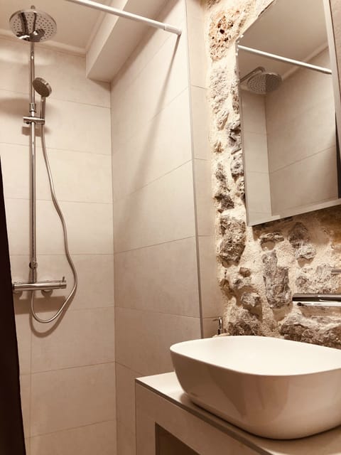 Classic Double or Twin Room, Shared Bathroom | Shared bathroom