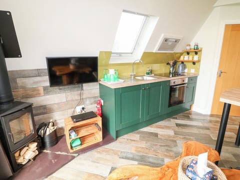 Cottage | Private kitchen | Fridge, electric kettle, toaster, cookware/dishes/utensils