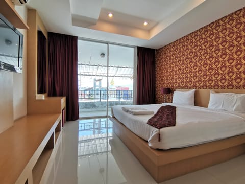 In-room safe, soundproofing, free WiFi, bed sheets