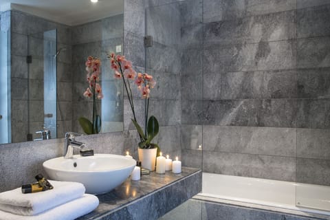 Separate tub and shower, spring water tub, rainfall showerhead