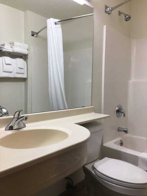 Combined shower/tub, free toiletries, hair dryer, towels