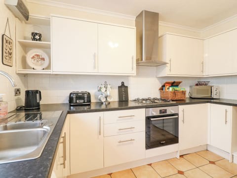 Cottage | Private kitchen | Fridge, electric kettle, cookware/dishes/utensils
