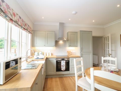 Cottage | Private kitchen | Fridge, dishwasher, electric kettle, toaster