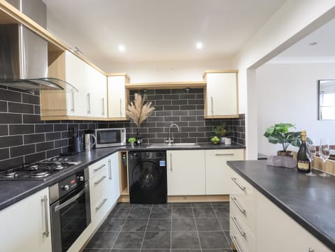 Cottage | Private kitchen | Fridge, dishwasher, electric kettle, toaster