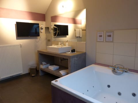 Suite | Bathroom | Shower, designer toiletries, hair dryer, towels