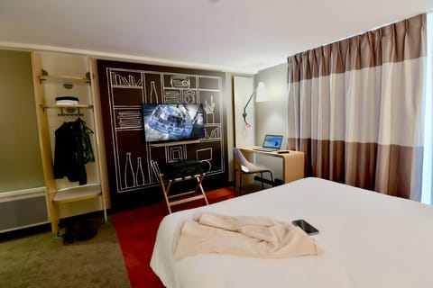 Standard Double Room, 1 Double Bed | Blackout drapes, soundproofing, iron/ironing board