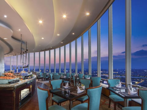3 restaurants; breakfast, lunch, and dinner served
