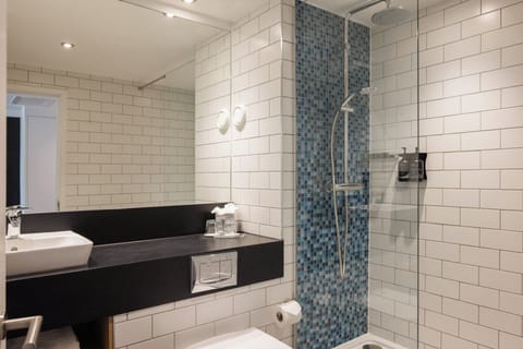 Combined shower/tub, deep soaking tub, eco-friendly toiletries