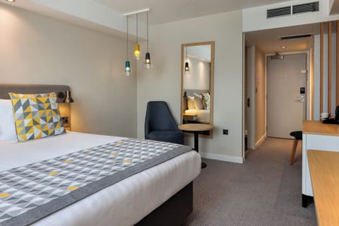 Premium Room, 1 King Bed | Premium bedding, in-room safe, desk, laptop workspace