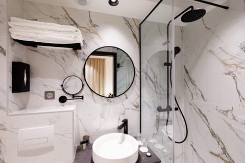 Superior Double Room | Bathroom | Shower, free toiletries, hair dryer, towels