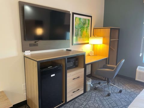 Premium bedding, pillowtop beds, desk, laptop workspace