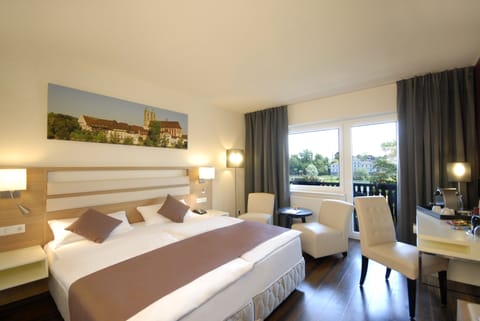 Double Room, Balcony, River View | Hypo-allergenic bedding, in-room safe, desk, soundproofing