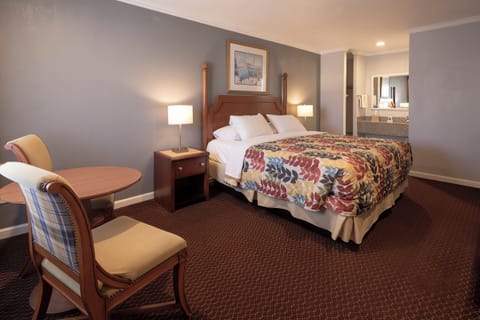 Standard Room, 1 King Bed, Non Smoking | Egyptian cotton sheets, premium bedding, desk, iron/ironing board