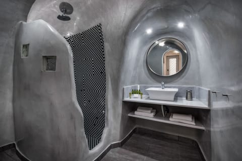 Shower, rainfall showerhead, free toiletries, hair dryer