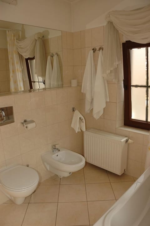 Combined shower/tub, free toiletries, hair dryer, towels