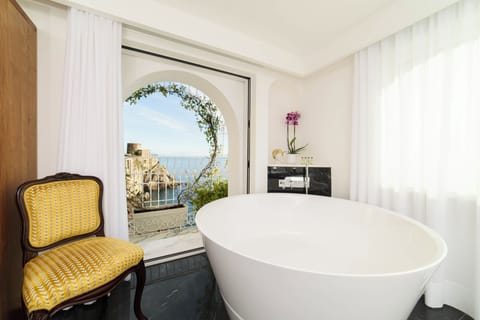 In-room safe, soundproofing, iron/ironing board, free WiFi