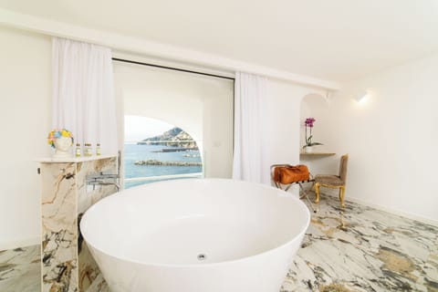 In-room safe, soundproofing, iron/ironing board, free WiFi