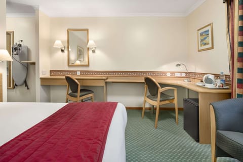 1 bedroom, desk, blackout drapes, free cribs/infant beds