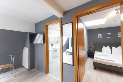 Comfort Apartment | Hypo-allergenic bedding, in-room safe, individually furnished, desk