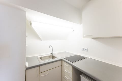 Comfort Apartment | Hypo-allergenic bedding, in-room safe, individually furnished, desk