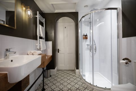 Executive Room | Bathroom | Shower, eco-friendly toiletries, hair dryer, towels