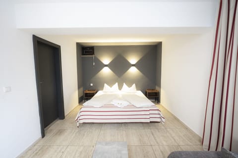 Suite | Hypo-allergenic bedding, desk, blackout drapes, soundproofing