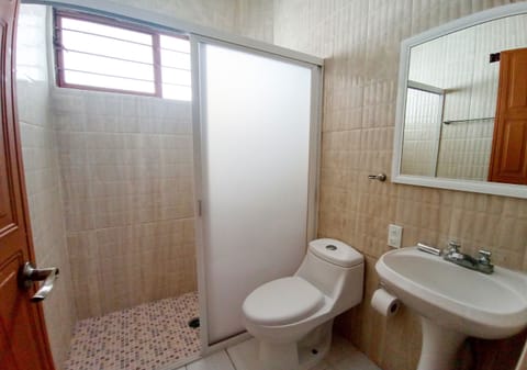 Shower, free toiletries, towels