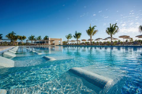 5 outdoor pools, pool umbrellas, sun loungers