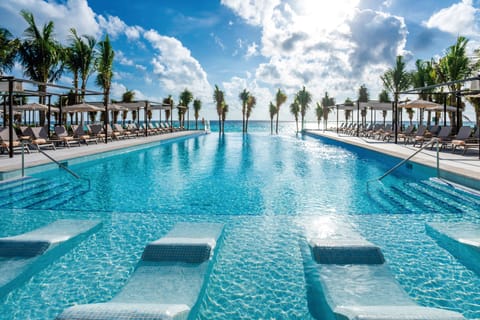 4 outdoor pools, pool umbrellas, sun loungers
