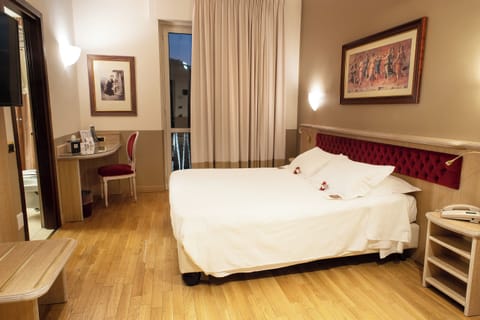 Double Room | Hypo-allergenic bedding, minibar, in-room safe, desk