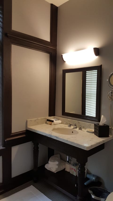Deluxe Room, 1 King Bed (Fifth Avenue House) | Bathroom | Combined shower/tub, hydromassage showerhead, designer toiletries