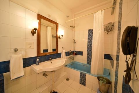 Deluxe Room | Bathroom | Deep soaking tub, rainfall showerhead, free toiletries, hair dryer