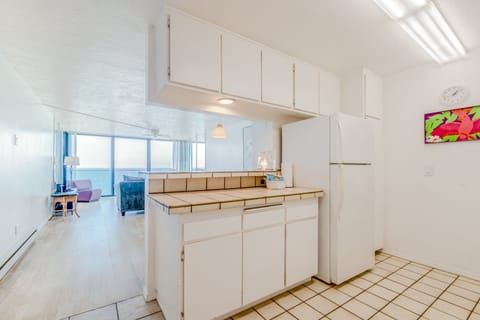 Standard 1-Bedroom Condominium #606 | Private kitchen | Full-size fridge, microwave, stovetop, dishwasher