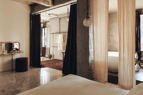 Penthouse with Balcony | Premium bedding, down comforters, minibar, iron/ironing board