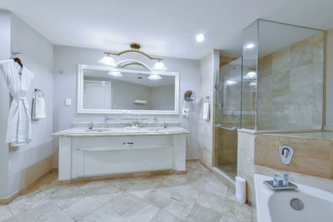 Junior Room | Bathroom | Shower, free toiletries, hair dryer, towels